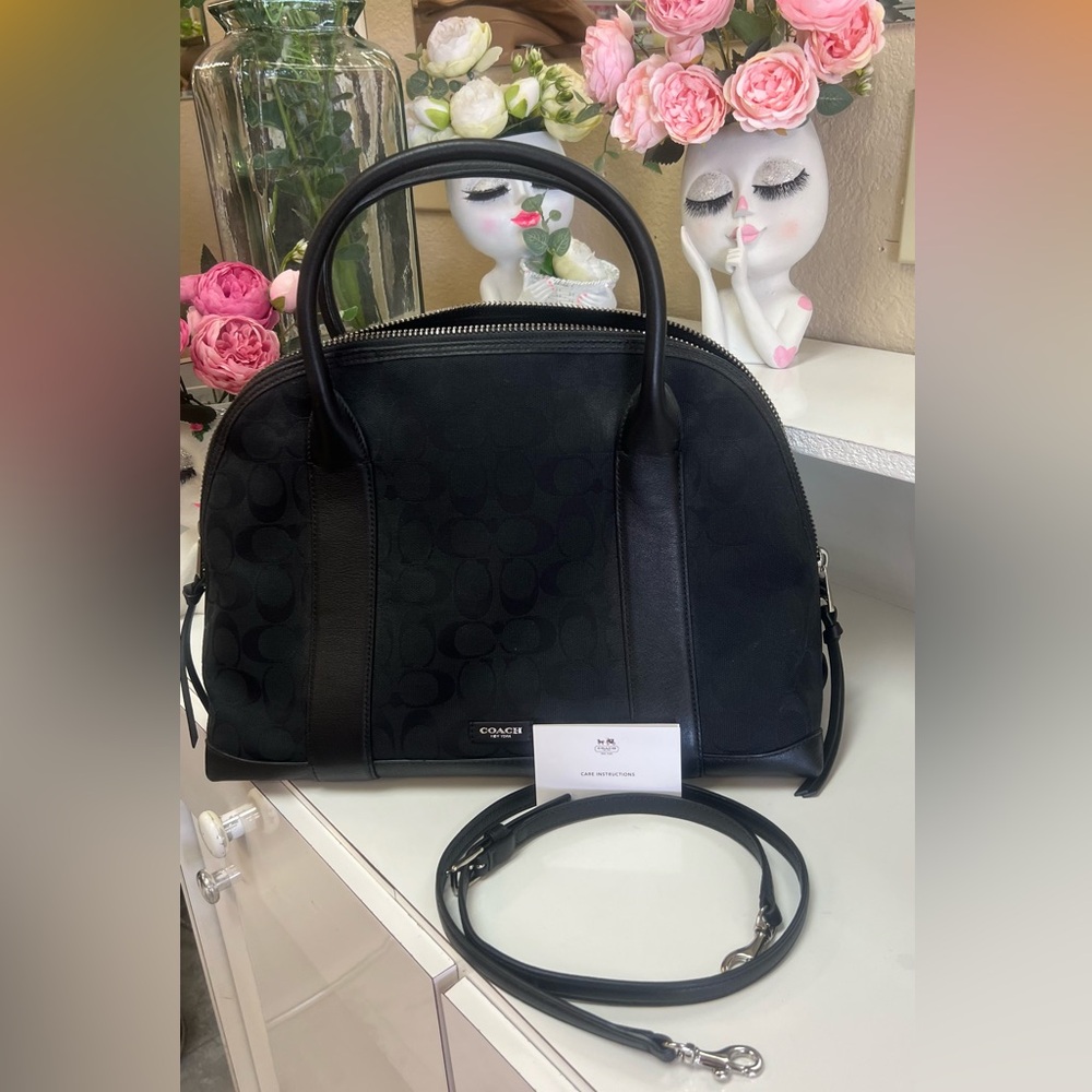 Vintages Coach black shoulder handbag. Excellent condition!